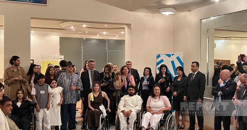 Bakıda fiziki məhdudiyyətli insanlar üçün xüsusi moda nümayişi keçirilib