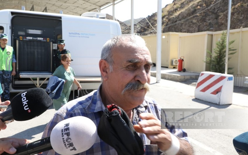 Man of Armenian descent passing through Lachin border checkpoint speaks Azerbaijani: 'Everything is fine'