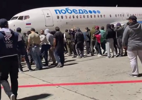 В аэропорту Махачкалы собралась толпа из-за прилетевшего из Израиля борта
