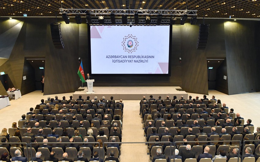 İqtisadiyyat naziri qurumun əməkdaşlarına orden və medallar təqdim edib