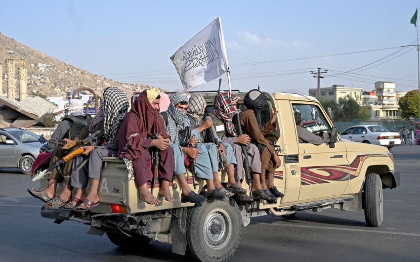 Taliban blocks road to Kabul airport