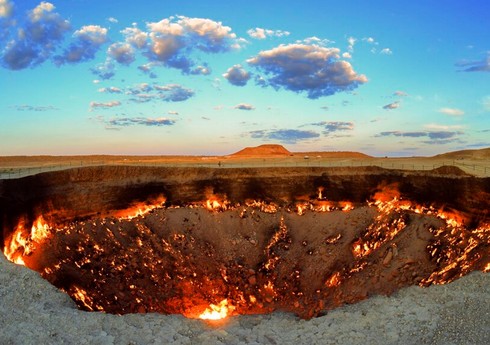 В Туркменистане намерены потушить горящий 50 лет газовый кратер