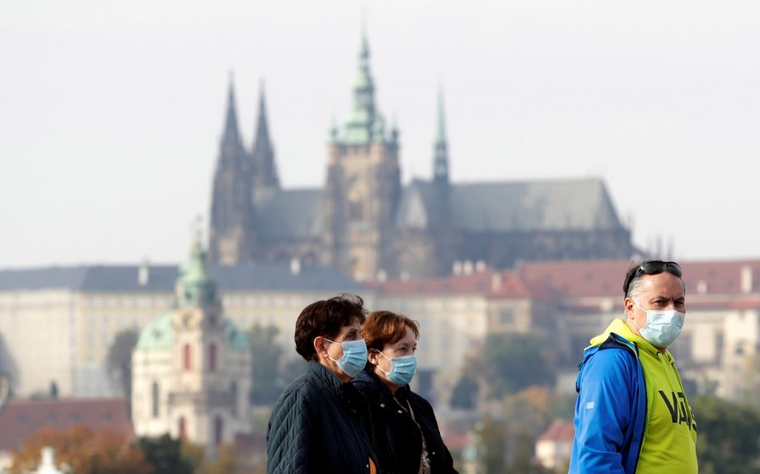 Экс-президента Чехии оштрафовали за неправильное ношение маски