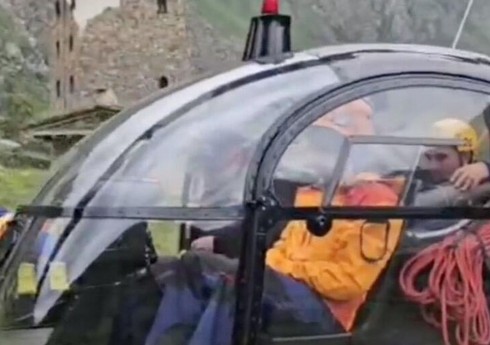В КБР спасатели при помощи вертолета эвакуировали напарника погибшего альпиниста