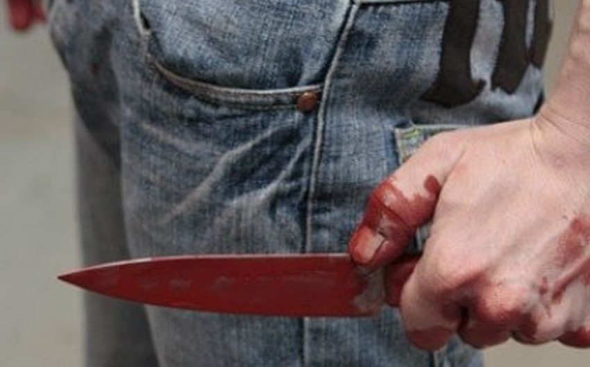 ​Atasına 8 bıçaq zərbəsi vuran 15 yaşlı oğlanın cinayət işinin istintaqı başa çatıb