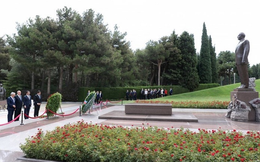 Azerbaijani media representatives visit grave of national leader Heydar Aliyev
