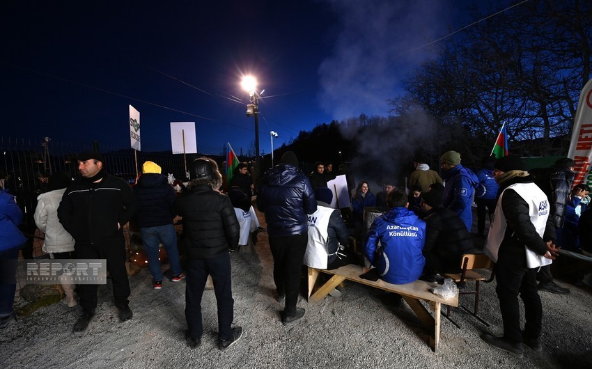 Havanın soyuq olmasına baxmayaraq, Xankəndi-Laçın yolunda aksiya davam edir