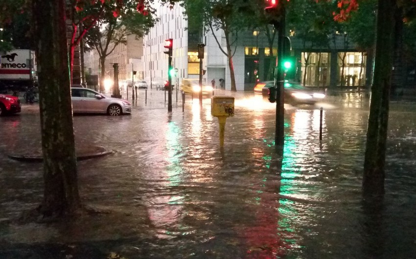 Parisdə leysan yağışlar nəticəsində metro və küçələri su basıb - VİDEO