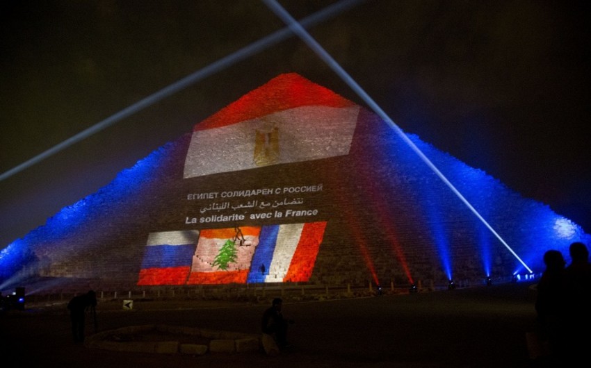 Великие пирамиды окрасились в цвета флагов России, Франции и Ливана
