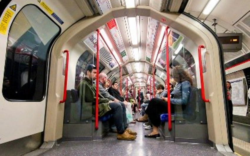 London metrosunda ispanca danışan qadına hücum olunub