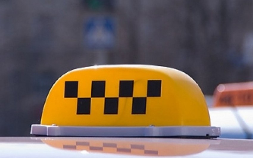 В Баку пожилая пассажирка выпала из такси на ходу