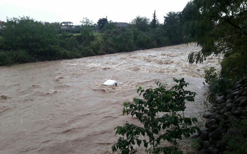 Şəmkirdə sel avtomobili aparıb, 3 nəfər yaralanıb