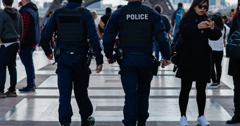 Two policemen injured during shooting in Paris