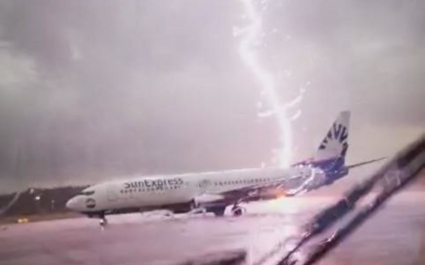 Молния ударила в пассажирский самолёт в аэропорту Цюриха
