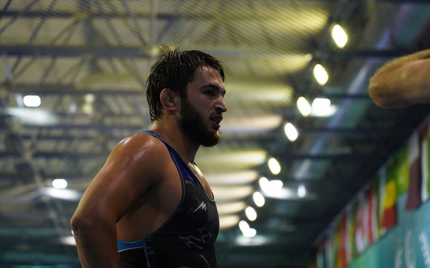 Azerbaijani freestyle wrestler gets through to world championship semi-finals