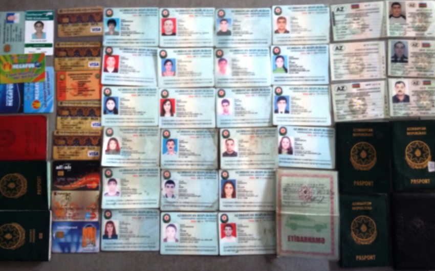 В Баку в бытовых отходах найдено 22 удостоверения личности - ФОТО