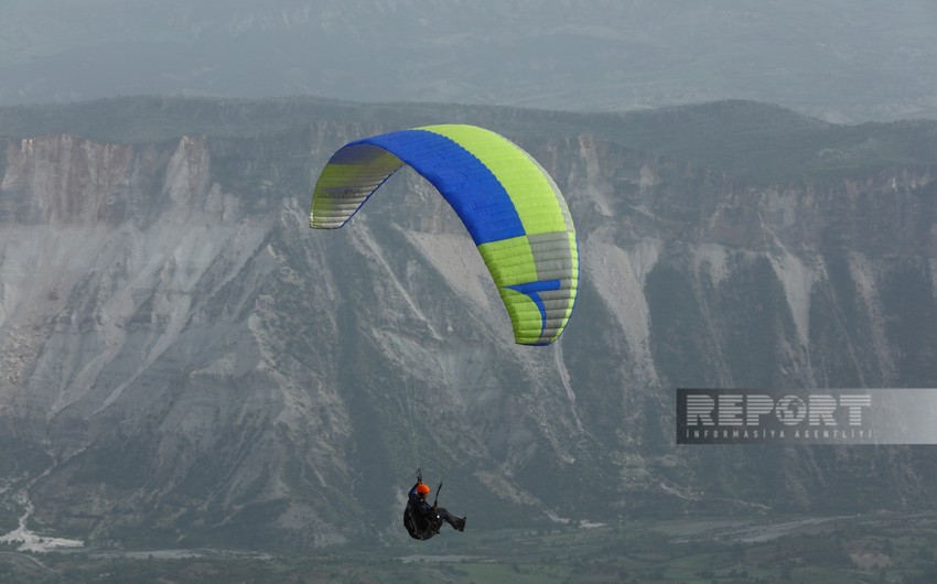 Adıyamanda yamac paraşütçüləri iki min metr yüksəklikdən atlayıb - VİDEO