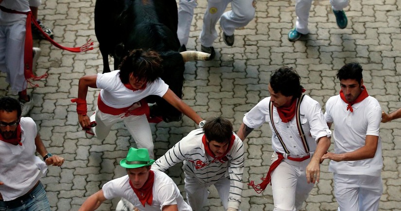 Six injured during controversial bull run in Spain