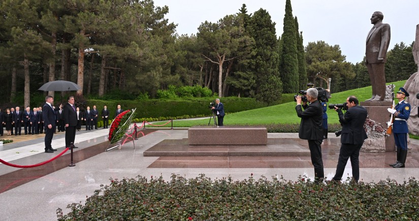 President of Tajikistan visits grave of National Leader Heydar Aliyev in Alley of Honors