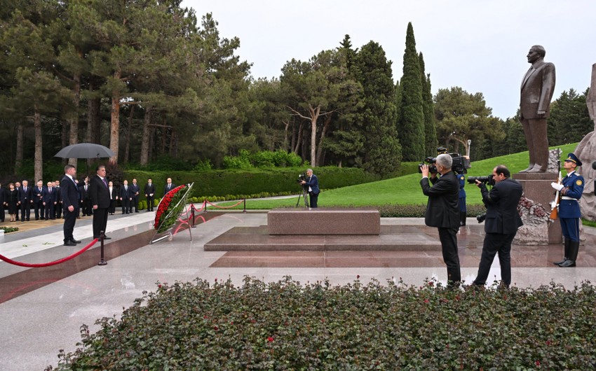 Президент Таджикистана посетил могилу великого лидера на Аллее почетного захоронения
