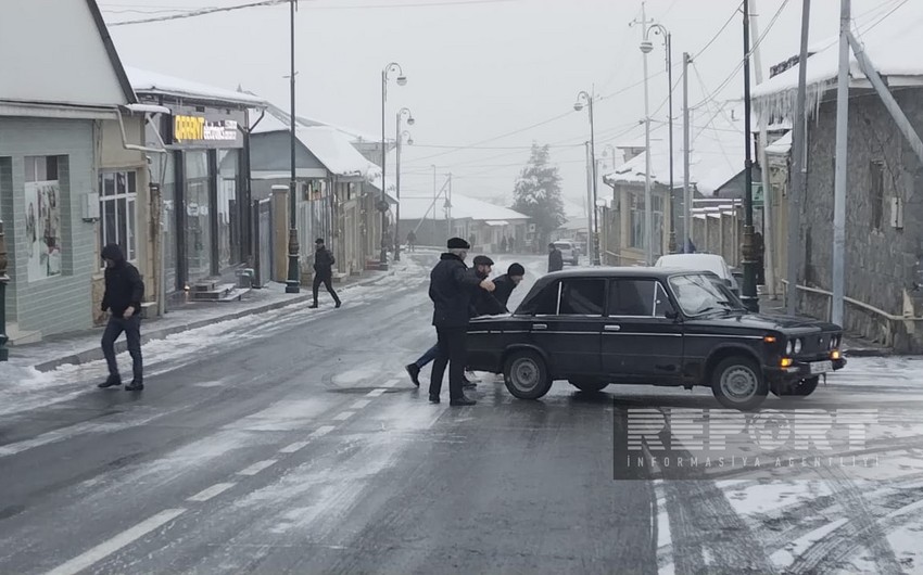 В Огузе из-за гололеда движение на дорогах ограничено 