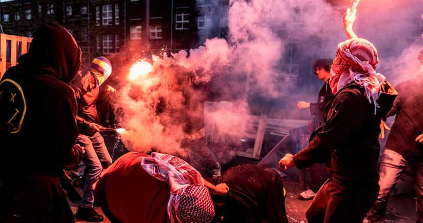 В Амстердаме начались столкновения между спецназом и пропалестинскими демонстрантами