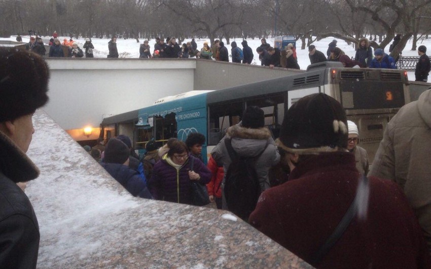 Moskvada avtobus metro keçidində gözləyən insanları vurub, 5 nəfər ölüb, 15 nəfər yaralanıb - VİDEO