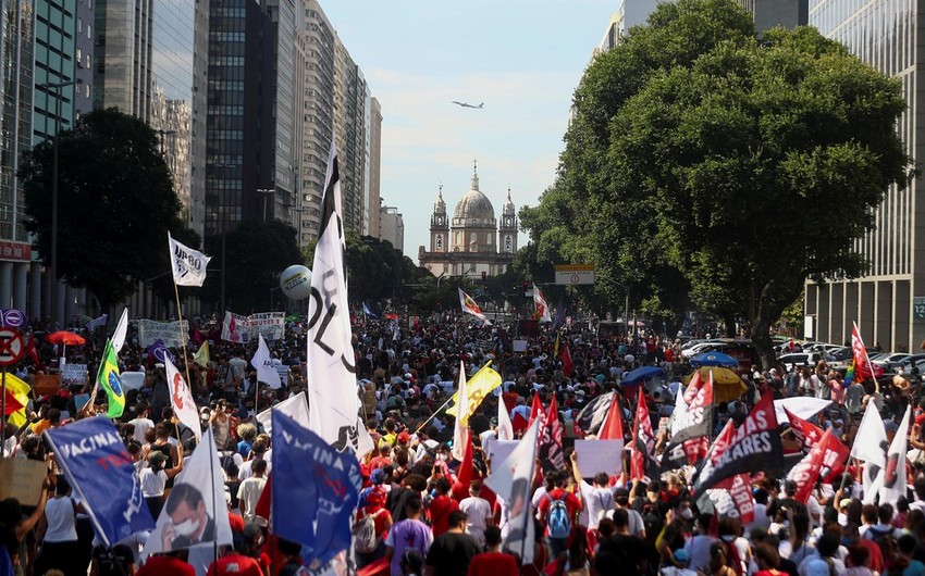 Акции протеста против политики Болсонару прошли по всей Бразилии