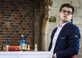 World champion Magnus Carlsen plays basketball in Shamkir