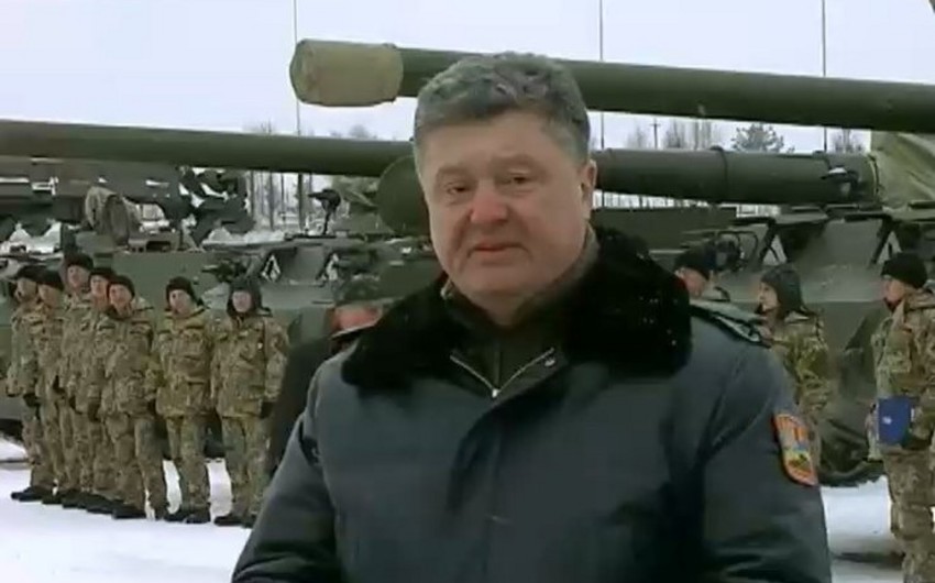 Порошенко заявил о готовности Украины отвести танки от линии разграничения