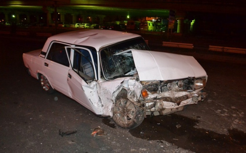 На западе Азербайджана автомобиль врезался в трактор
