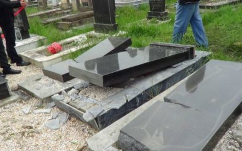В Имишли сломаны надгробные плиты на сельском кладбище