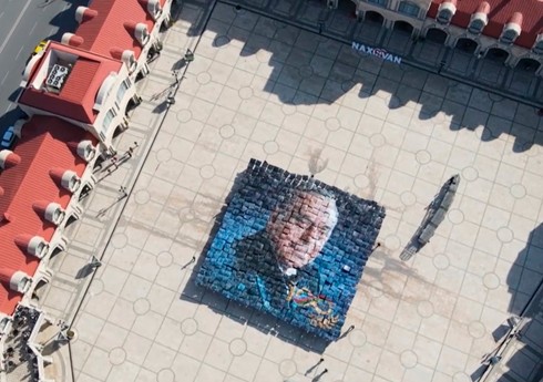 В Нахчыване студенты провели флешмоб в честь 100-летия со дня рождения Гейдара Алиева