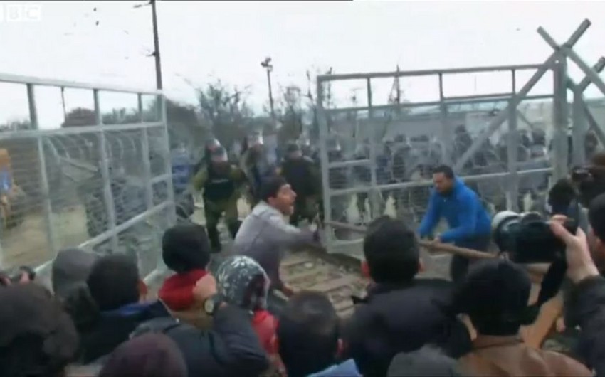 Migrants charge through Macedonia fence