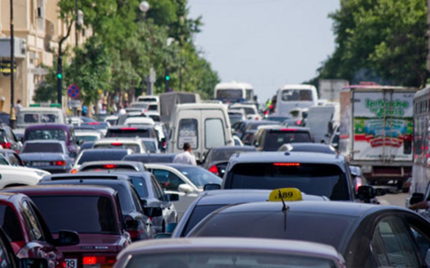 ​На центральных дорогах Баку образовались автомобильные пробки