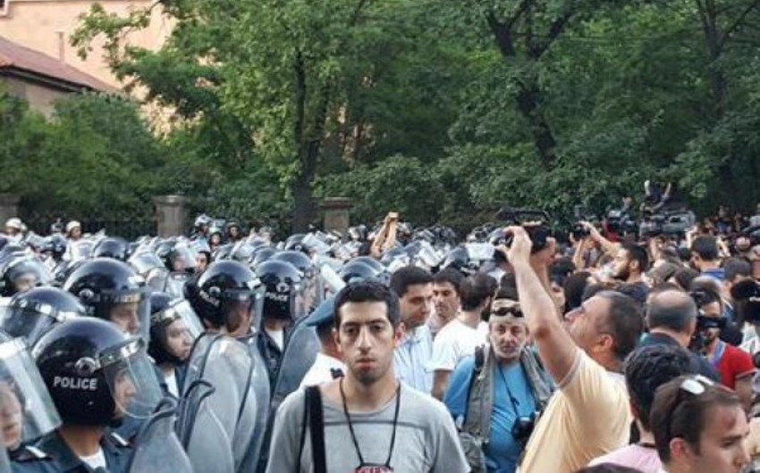 ​Ermənistanda polis aksiya iştirakçılarına ultimatum verib