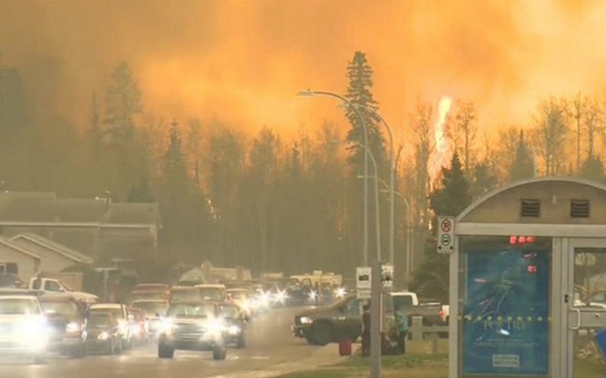 ​Из-за лесных пожаров в Канаде загорелся аэропорт - ВИДЕО