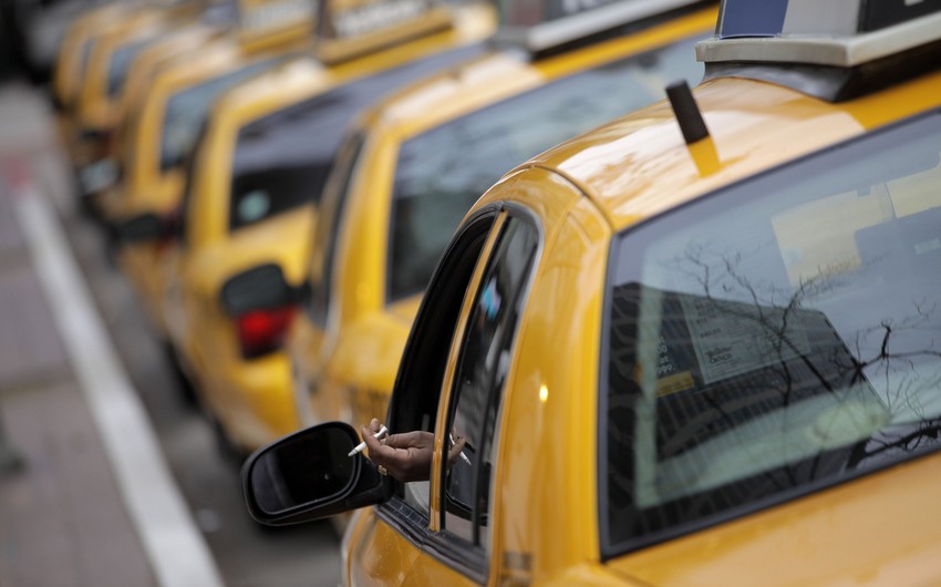 В Азербайджане введут штраф за курение в салоне такси