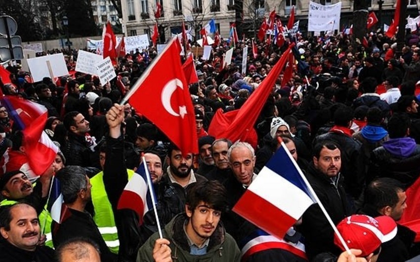 Fransa türkləri Emmanuel Makronun qondarma erməni soyqırımı ilə bağlı qərarını pisləyib
