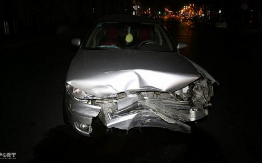 В Гаджигабуле автомобиль врезался в придорожное ограждение, водитель получил травмы