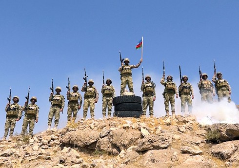 Азербайджанский спецназ провел показательные учения в горной местности