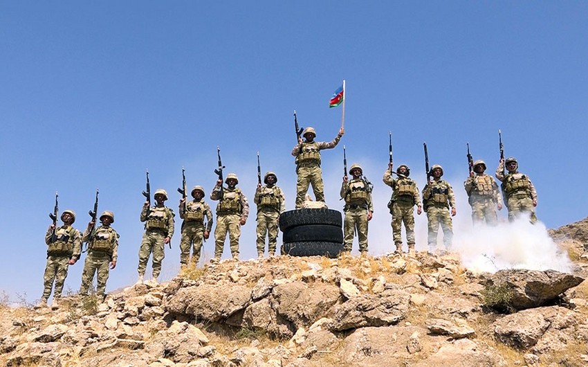 Азербайджанский спецназ провел показательные учения в горной местности