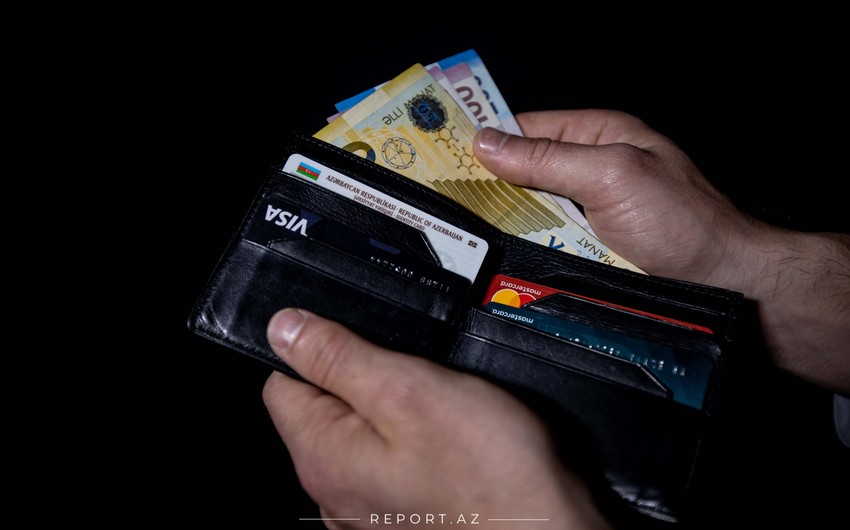 В Азербайджане среднемесячная зарплата упала до 710 манатов