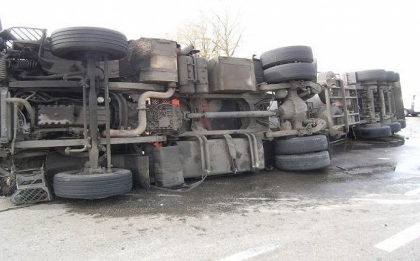 В Ходжалы перевернулся грузовой автомобиль, есть погибшие