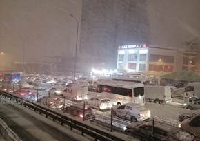 Сильный снегопад ограничил движение в Стамбуле
