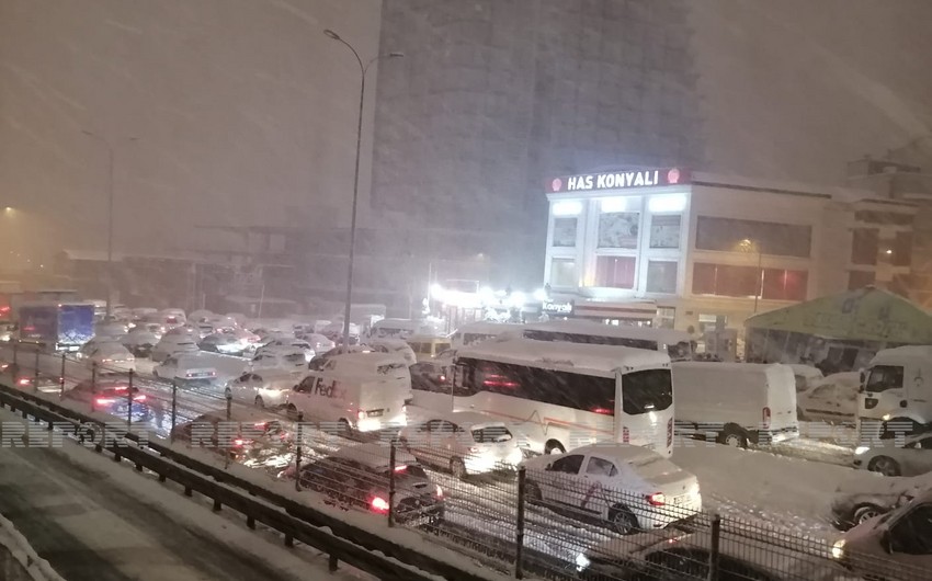 Güclü qar İstanbulda hərəkəti məhdudlaşdırıb, nazirlər şəhərə ezam olunub 