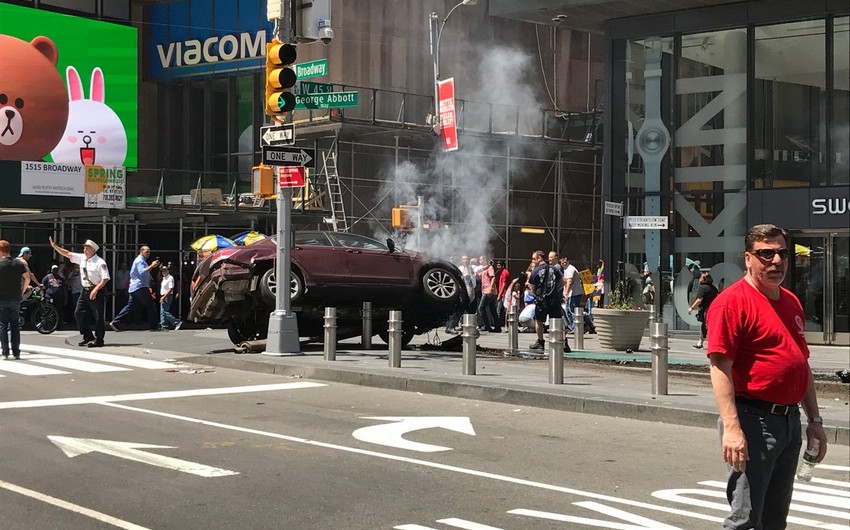 В Нью-Йорке автомобиль въехал в толпу пешеходов - ФОТО