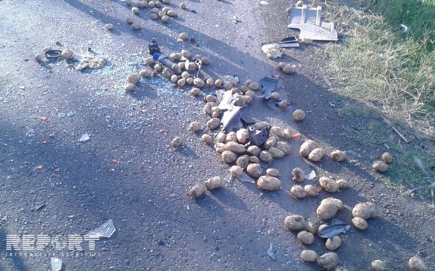 В Джалилабаде опрокинулся загруженный картофелем грузовик, на дороге возникла пробка - ФОТО
