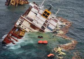 В Китае после опрокидывания пассажирского судна погибли восемь человек