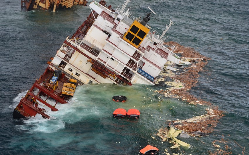 В Китае после опрокидывания пассажирского судна погибли восемь человек